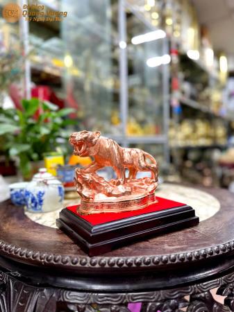Tượng hổ bằng đồng đỏ Dáng Cao Sơn Viễn Vọng cao 15cm