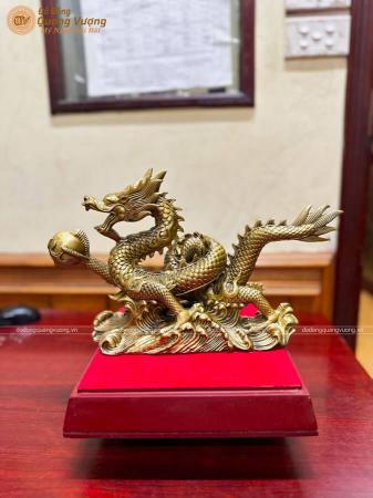 Tượng rồng cầm ngọc lướt sóng bằng đồng cao 22cm