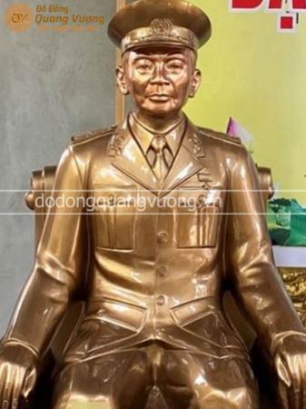 Tượng Đại Tướng Võ Nguyên Giáp ngồi ghế bằng đồng đỏ cao 1m09