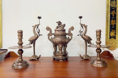 Bộ đỉnh đồng ngũ sự đúc nổi hoa sòi bằng đồng đỏ cao 60cm màu trầm cổ