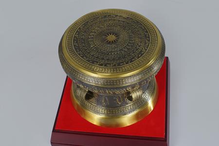Trống đồng Đông Sơn màu cổ điển