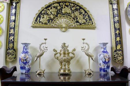 Bộ tam sự vàng mờ chạm rồng chầu đồng nguyệt