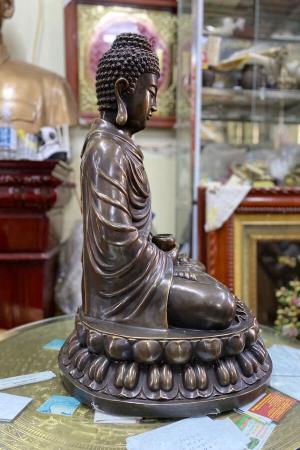 Tượng phật Thích Ca Mâu Ni bằng đồng lấy màu trầm cổ