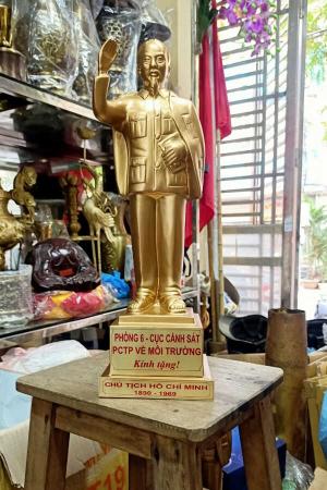 Tượng Bác Hồ bằng đồng dáng đứng vẫy tay chào cao 40cm