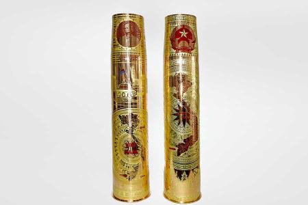 Đôi lọ hoa bằng vỏ đạn cát tút 130ly chạm ăn mòn trống đồng tinh xảo