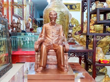 Tượng Bác Hồ ngồi ghế bằng đồng đỏ hạ màu dần theo thời gian cao 48cm