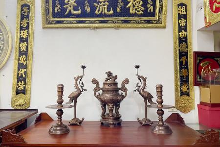 Bộ đỉnh đồng ngũ sự đúc nổi hoa sòi bằng đồng đỏ cao 60cm màu trầm cổ