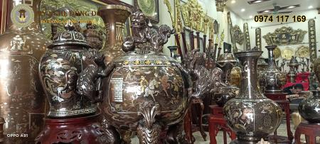 Đỉnh thất lân khảm ngũ sắc chữ hán vàng