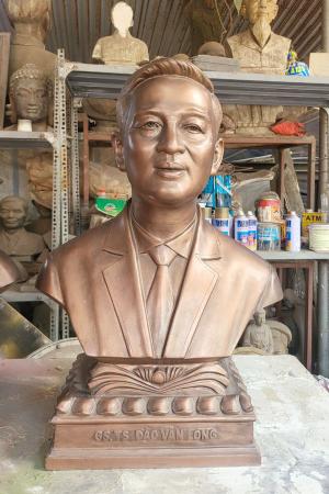 Đúc Tượng Đồng Chân Dung Cô Chú Long Hoa Tại Hà Nội