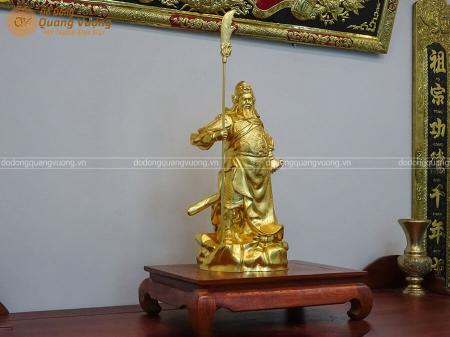 Tượng Quan Công đứng trên tảng đá tay cầm kiếm bằng đồng được mạ vàng 24k