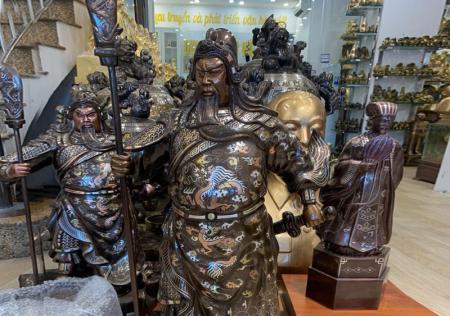 Tượng Quan Công đứng cầm đao khảm ngũ sắc