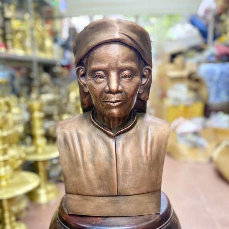 Chế tác tượng đồng chân dung cụ ông Lê Văn Nghê và cụ bà Tạ Thị Tý