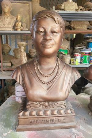 Đúc Tượng Đồng Chân Dung Cô Chú Long Hoa Tại Hà Nội