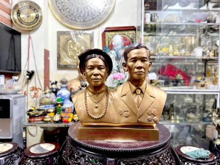 Tượng đồng truyền thần ông Vũ Các và bà Nguyễn Thị Dựng đúc liền khối 