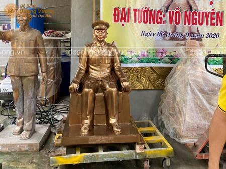 Tượng Đại Tướng Võ Nguyên Giáp ngồi ghế bằng đồng đỏ cao 1m09