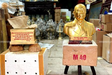 Tượng cụ ông Bùi Xuân Tặng đúc cao 48cm