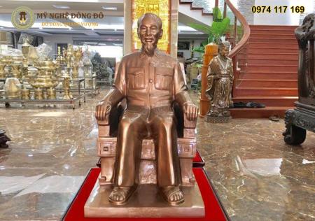 Tượng Bác Hồ ngồi ghế bằng đồng