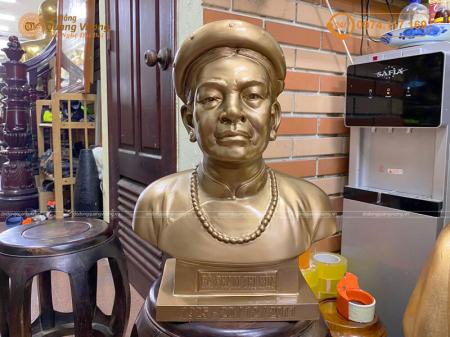 Tượng đồng chân dung cụ bà Phạm Thị Kìn