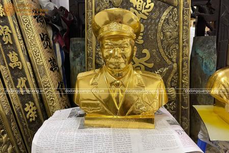 Tượng cụ ông Phạm Văn Phúng đúc cao 48cm