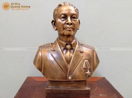 Tượng Đại Tướng Võ Nguyên Giáp bằng đồng đỏ hạ màu dần theo thời gian cao 46cm