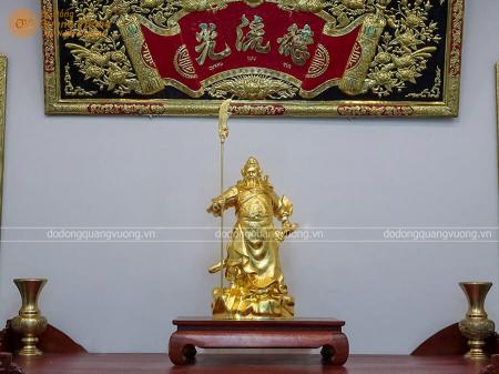 Tượng Quan Công đứng trên tảng đá tay cầm kiếm bằng đồng được mạ vàng 24k