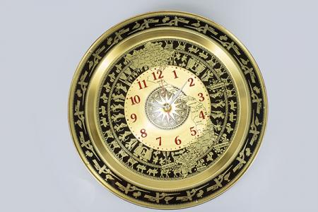 Đồng hồ mặt trống đồng treo tường chất liệu đồng vàng