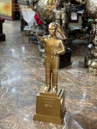 Tượng Đại Tướng Võ Nguyên Giáp đang vẫy tay chào bằng đồng đỏ cao 69cm