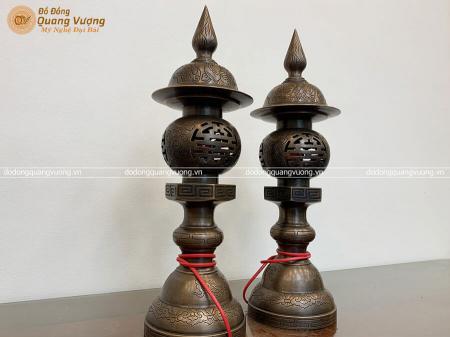 Đôi đèn thờ bằng đồng đỏ cao 55cm hạ màu trầm cổ theo thời gian