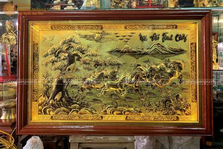 Tranh bát mã bằng đồng với nền xước rất độc đáo