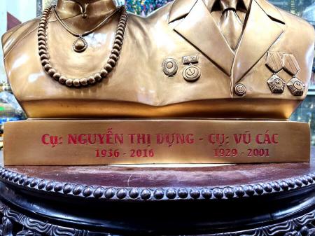 Tượng đồng truyền thần ông Vũ Các và bà Nguyễn Thị Dựng đúc liền khối 