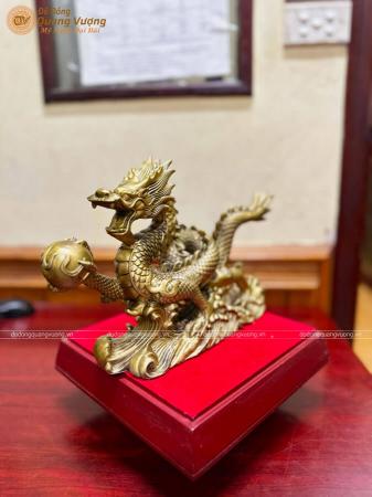 Tượng rồng cầm ngọc lướt sóng bằng đồng cao 22cm