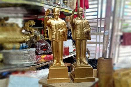 Tượng Bác Hồ bằng đồng dáng đứng vẫy tay chào cao 40cm