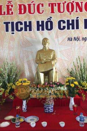 Tượng đồng bác Hồ  dáng ngồi ghế đọc báo cao 1m4