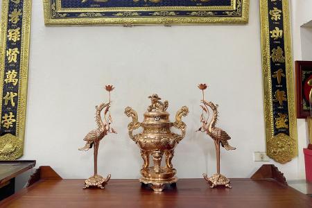 Bộ tam sự đồng đỏ đỉnh chạm hoa sòi màu đỏ mộc