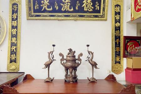 Bộ đỉnh đồng tam sự đúc nổi hoa sòi bằng đồng đỏ cao 60cm màu trầm cổ