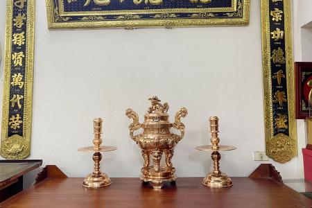 Bộ tam sự đồng đỏ đỉnh chạm hoa sòi màu đỏ mộc