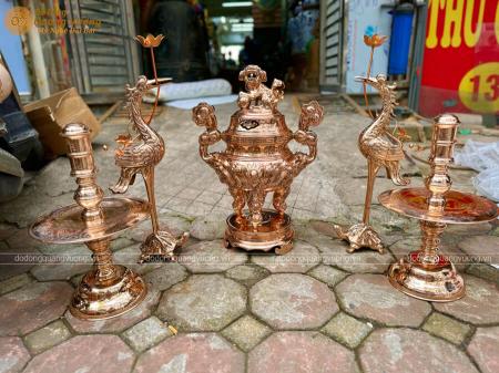 Bộ ngũ sự bằng đồng đỏ màu mộc đánh bóng chạm song long chầu nguyệt