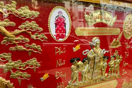 Tranh Mừng Thọ Đồng Liền Tấm Khung Gỗ 81 x 165cm In Hình Chân Dung Cụ Bà