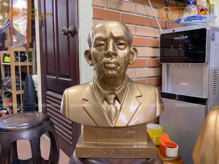 Tượng đồng chân dung cụ ông Ngô Văn Thắm