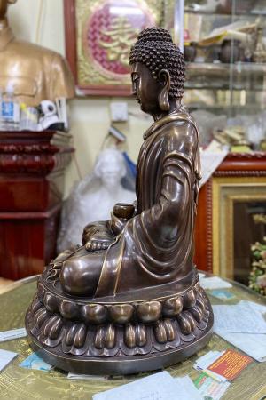 Tượng phật Thích Ca Mâu Ni bằng đồng lấy màu trầm cổ