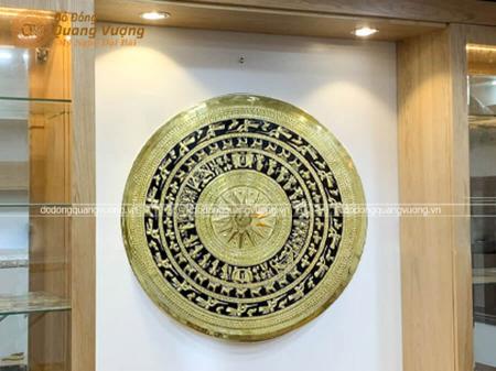 Mặt trống đồng được gò chạm đường kính 90cm 
