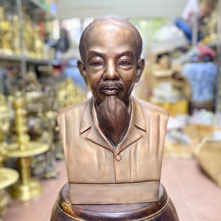 Chế tác tượng đồng chân dung cụ ông Lê Văn Nghê và cụ bà Tạ Thị Tý