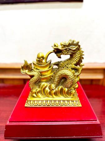 Tượng rồng nhả ngọc bằng đồng cao 18cm 