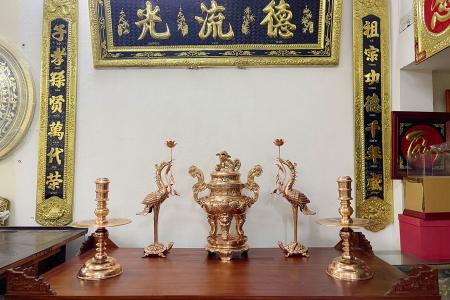 Bộ ngũ sự đồng đỏ đỉnh chạm hoa sòi màu đỏ mộc