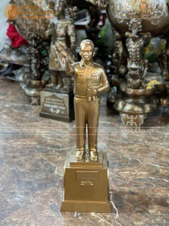 Tượng Đại Tướng Võ Nguyên Giáp đang vẫy tay chào bằng đồng đỏ cao 69cm