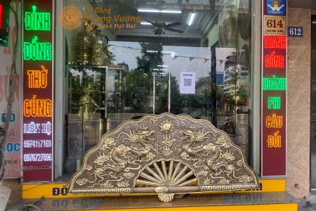 Tranh quạt đồng song long chầu nguyệt màu hun giả cổ