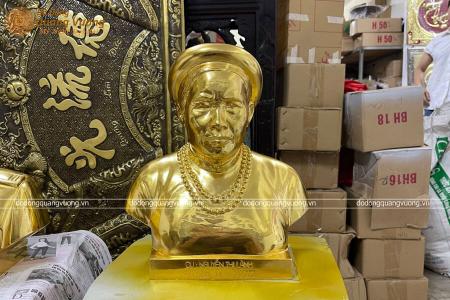 Tượng cụ bà Nguyễn Thị Lành đúc cao 48cm