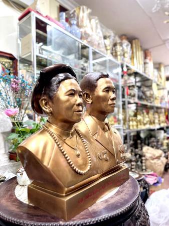 Tượng đồng truyền thần ông Vũ Các và bà Nguyễn Thị Dựng đúc liền khối 