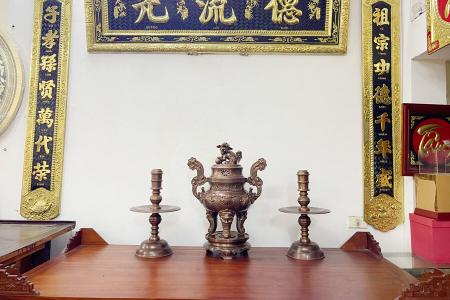 Bộ đỉnh đồng tam sự đúc nổi hoa sòi bằng đồng đỏ cao 60cm màu trầm cổ