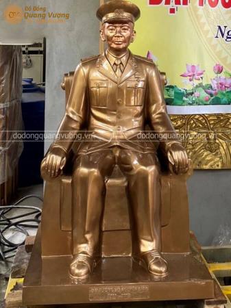 Tượng Đại Tướng Võ Nguyên Giáp ngồi ghế bằng đồng đỏ cao 1m09